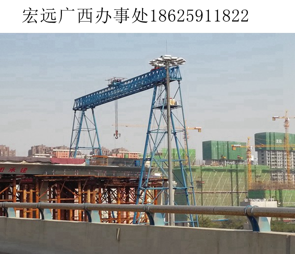 花架式龍門吊是出產(chǎn)過程中的輔助機(jī)器